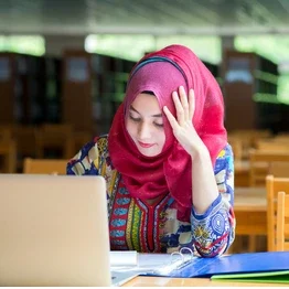 muslim-woman-working-computer